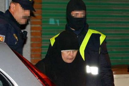 Dos policías trasladan a Fátima Hissisni durante una operación contra islamistas en Sant Boi de Llobregat.