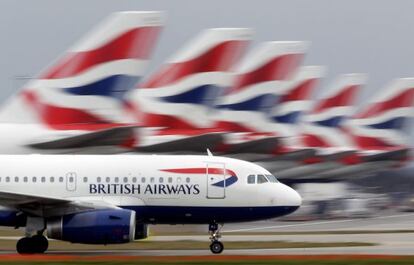 Un avi&oacute;n de British Airways aterriza en Heathrow (Londres).