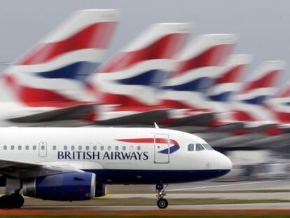 Un avión de British Airways aterriza en Heathrow (Londres).