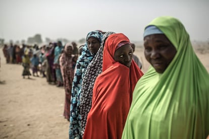 Un grupo de mujeres en el campo de refugiados de Muna Garage, en el estado de Borno, en el norte de Nigeria, donde la mayoría del territorio esta controlado por los fanáticos de Boko Haram. El artículo 14 de la Declaración Universal de los Derechos Humanos consagra el derecho a buscar refugio en otro país en caso de persecución.