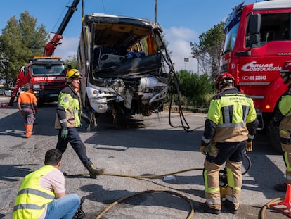 Una mujer falleció a primera hora de este lunes al volcar el autobús en el que viajaba,  que transportaba a temporeras marroquíes desde San Juan del Puerto (Huelva), donde se alojaban, hasta una empresa hortofrutícola en Almonte. Según los datos del 112, otras tres trabajadoras resultaron heridas muy graves, 14 menos graves y 22 leves. En total, 39 heridos, entre ellos el conductor del vehículo.