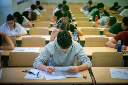 Estudiantes durante la Prueba de Acceso de la Universidad (PAU) en la Universidad Complutense de Madrid.