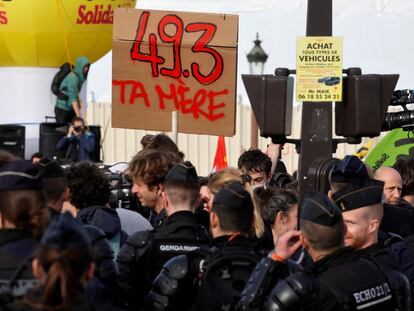 Gendarmes franceses se posicionan mientras los manifestantes se reúnen frente a la Asamblea Nacional para protestar el uso del artículo 49.3 el pasado 16 de marzo.