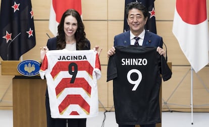 La primera ministra de Nueva Zelanda, Jacinda Ardern, con el primer ministro japonés, Shinzo Abe, este jueves en Tokio.