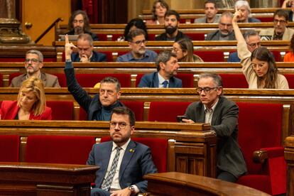 Josep Maria Jové, presidente del grupo parlamentario de ERC, sentado justro detrás del president Pere Aragonès, en un momento del Pleno.