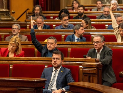 Josep Maria Jové, presidente del grupo parlamentario de ERC, sentado justro detrás del president Pere Aragonès, en un momento del Pleno.