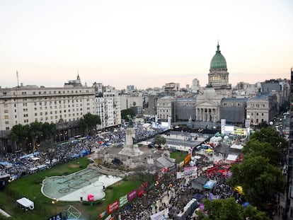 Manifestantes a favor y en contra del aborto legal se concentran frente al Congreso argentino, el 29 de diciembre.