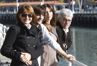 De izquierda a derecha, Itziar Lazkano, Mikel Rueda, Barbara Goenaga y el productor de Estrellas que alcanzar, Eduardo Barinaga, ayer en Bilbao.