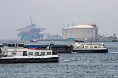 Varios barcos frente a la terminal de importación de gas natural licuado del puerto de Róterdam (Países Bajos).