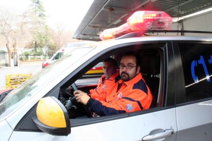 Los voluntarios del Samur José Mellado -al volante- y Francisco Carvajal.