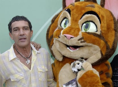 Antonio Banderas junto a una caracterización de Félix, el protagonista de <i>El lince perdido</i>