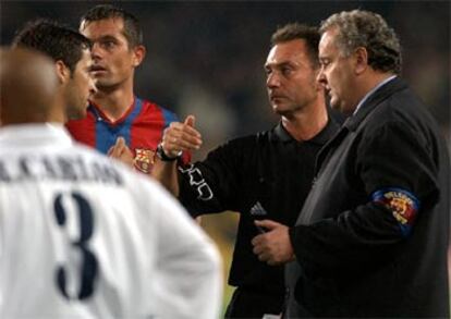 Medina Cantalejo dialoga con los capitanes, Raúl y Cocu, sobre la suspensión.