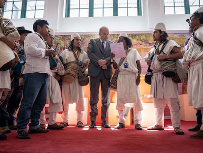Ministro de Relaciones Exteriores, Álvaro Leyva Durán con represetantes del pueblo Arhuaco.