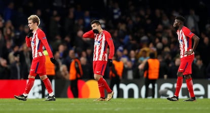 Los jugadores del Atlético de Madrid, Antoine Griezmann, Angel Correa y Thomas se marchan del campo tras quedar eliminados de la Champion League tras su encuentro contra el Chelsea.