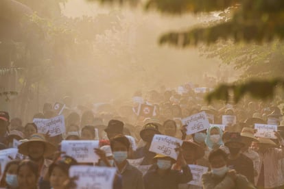 Manifestación contra el golpe militar en Ayadaw (Myanmar).