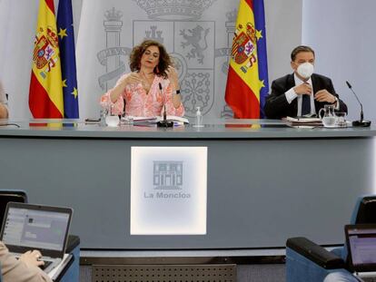 La portavoz del Gobierno y ministra de Hacienda, María Jesús Montero (c), el ministro de Agricultura, Pesca y Alimentación, Luis Planas, y la ministra para la Transición Ecológica, Teresa Ribera (i), durante la rueda de prensa posterior a la reunión del Consejo de Ministros, este martes.