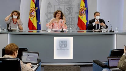 La portavoz del Gobierno y ministra de Hacienda, María Jesús Montero (c), el ministro de Agricultura, Pesca y Alimentación, Luis Planas, y la ministra para la Transición Ecológica, Teresa Ribera (i), durante la rueda de prensa posterior a la reunión del Consejo de Ministros, este martes.