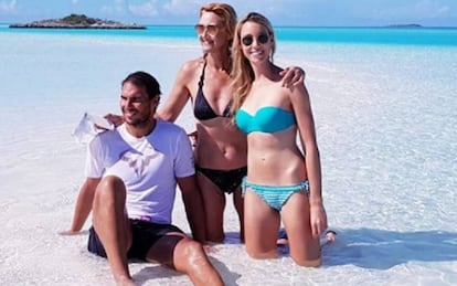 Rafa Nadal junto a su madre y su hermana, en la playa.