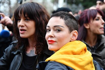 Las actrices Asia Argento y Rose McGowan, víctimas de Weinstein, en una manifestación en Roma.