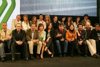 El equipo de presentadores de La Sexta, con Emilio Aragón, en primera fila, cuarto por la izquierda.