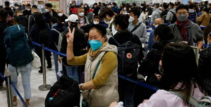 Una mujer celebra en el puesto de control fronterizo Lok Ma Chau de Hong Kong el primer día que China reabre la frontera tras la pandemia.