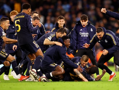 Los jugadores del Real Madrid se abrazan tras superar al Manchester City en los penaltis.