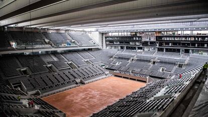 Panorámica de la Philippe Chatrier, con el nuevo techo ya instalado.