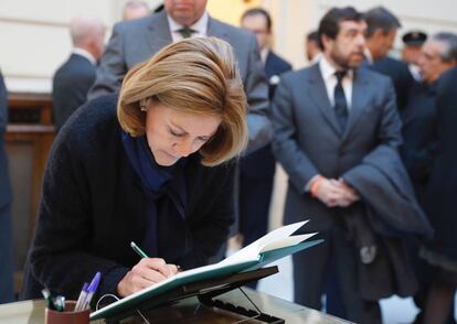 La ministra de Defensa María Dolores de Cospedal, firma en el libro de condolencias.