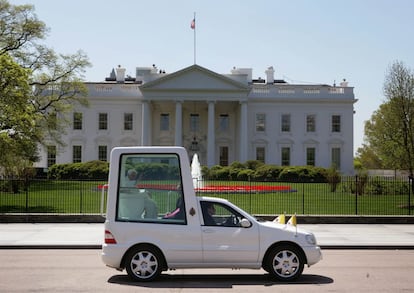 Benedicto XVI saluda desde el papamovil tras reunirse en la Casa Blanca con el presidente Bush en 2008.