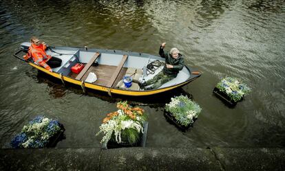 Un hombre trabaja en los preparativos del Día del Rey ("Koningsdag") en Zwolle, Holanda.