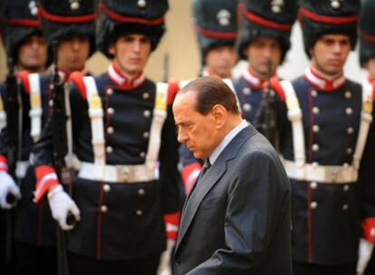 Silvio Berlusconi, con gesto preocupado, ayer, en una recepcin oficial en el Palacio Chigi de Roma.