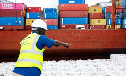 Desembarco de arroz en el puerto de Mombasa (Kenia). 