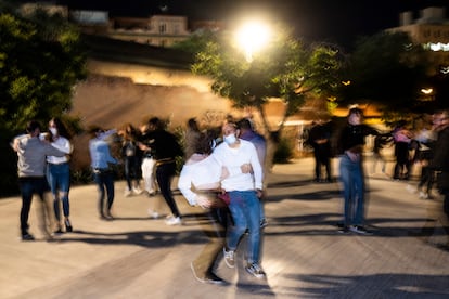 Decenas de parejas de baile mientras suena música de fondo.