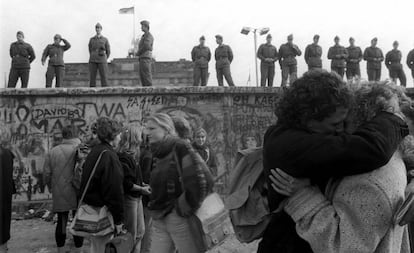 Celebración junto al muro de Berlín en noviembre de 1989.