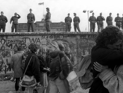 Celebración junto al muro de Berlín en noviembre de 1989.