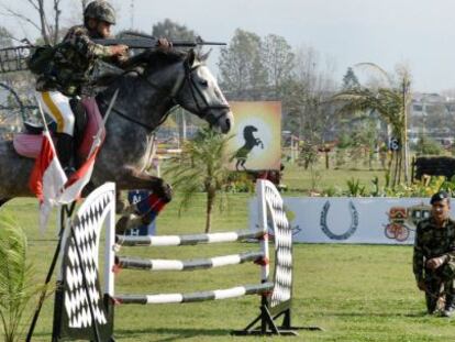 Un soldado nepalí participa en el festival de carreras de caballos Ghode Jatra en Kathmandú.