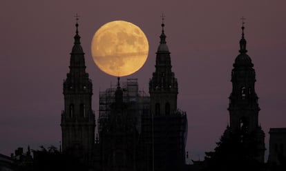 Sortida de la lluna aquesta nit entre les torres de la catedral de Santiago de Compostel·la.