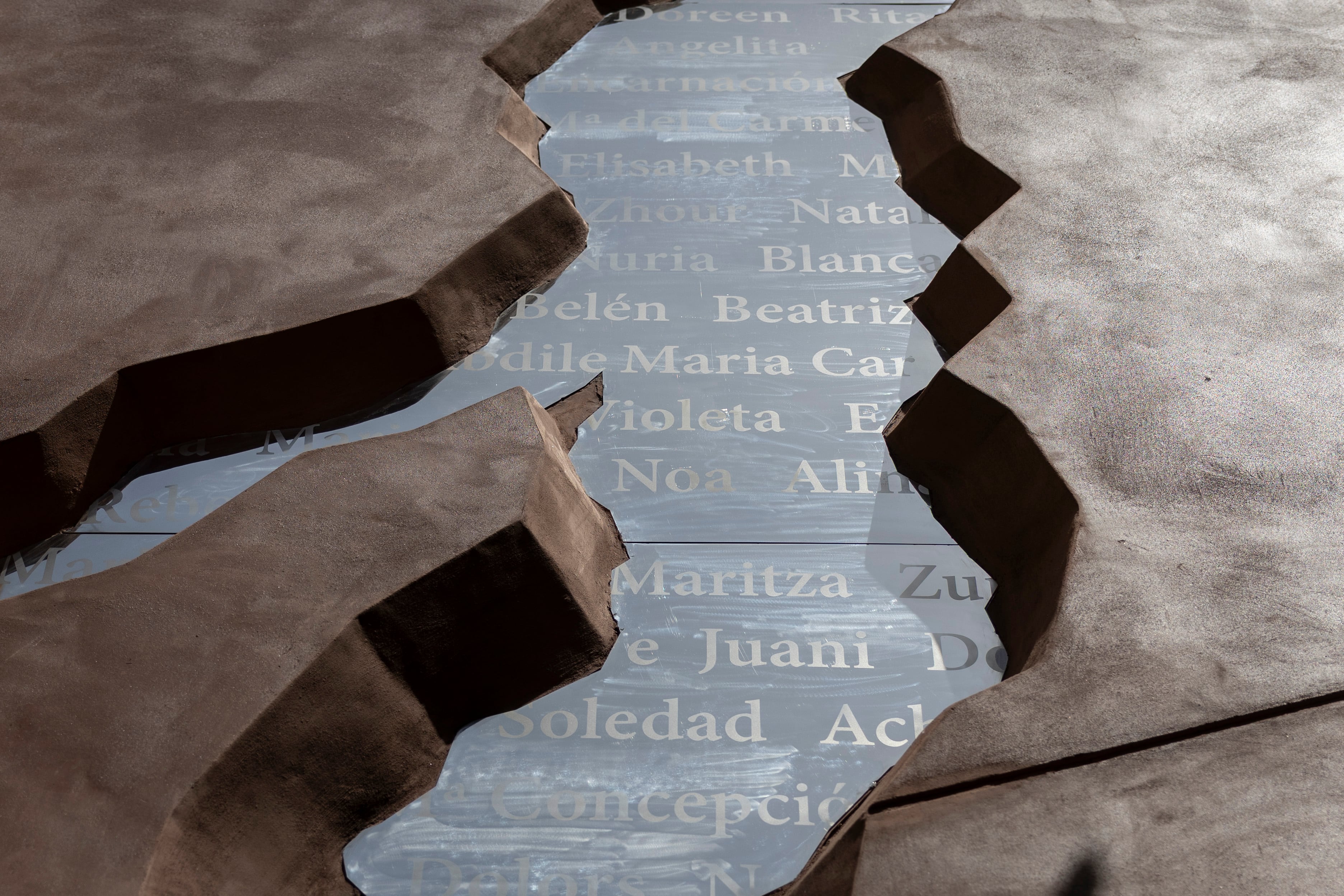 Un detalle de 'L'Escletxa', con el que Barcelona recuerda a las víctimas de asesinatos machistas.