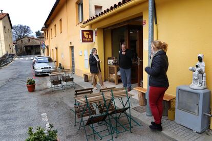 Vecinos de Montseny (Vallès Oriental) tomando un café a las puertas del estanco, este sábado.