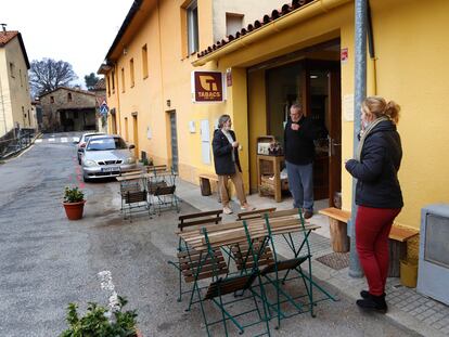 Vecinos de Montseny (Vallès Oriental) tomando un café a las puertas del estanco, este sábado.