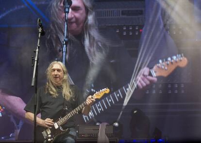 Rosendo durante una actuación.