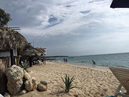 Colombia. Una de las playas que cubren el litoral en torno a la ciudad de Cartagena de Indias.