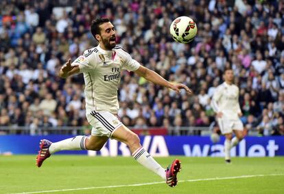 Arbeloa se lamenta tras perder el balón junto a la línea de banda.