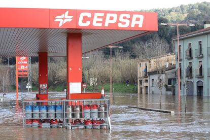 Una gasolinera inundada por el desbordamiento del Ter en el barrio del Pont Major de Girona.