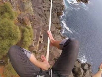 El vídeo de  GoPro  grabado desde el casco muestra cómo el funambulista camina sobre una cinta sobre unos acantilados en Australia