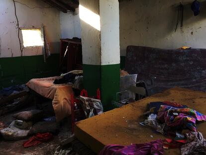 Las camas desordenadas en la habitación de una vivienda abandonada en La Noria.