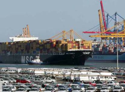 Llegada al puerto de Valencia del megabuque MSC Pamela cargado de contenedores.