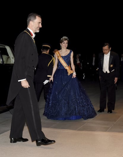 Don Felipe y doña Letizia a su llegada al Palacio Imperial de Tokio para la cena de gala con el emperador japonés, Akihito, y la emperatriz, Michiko.