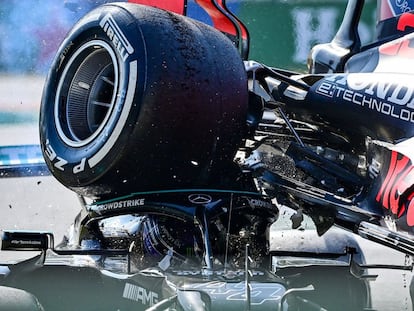 El vehículo de Max Verstappen colisiona con el de Lewis Hamilton en la carrera del GP de Italia celebrada en Monza.