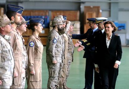 La ministra de Defensa, María Dolores de Cospedal, saluda a los militares del destacamento aéreo español en la base de Sigonella.